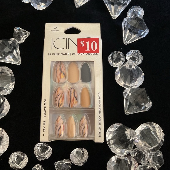 Icing vegan press on nails - Picture 1 of 4